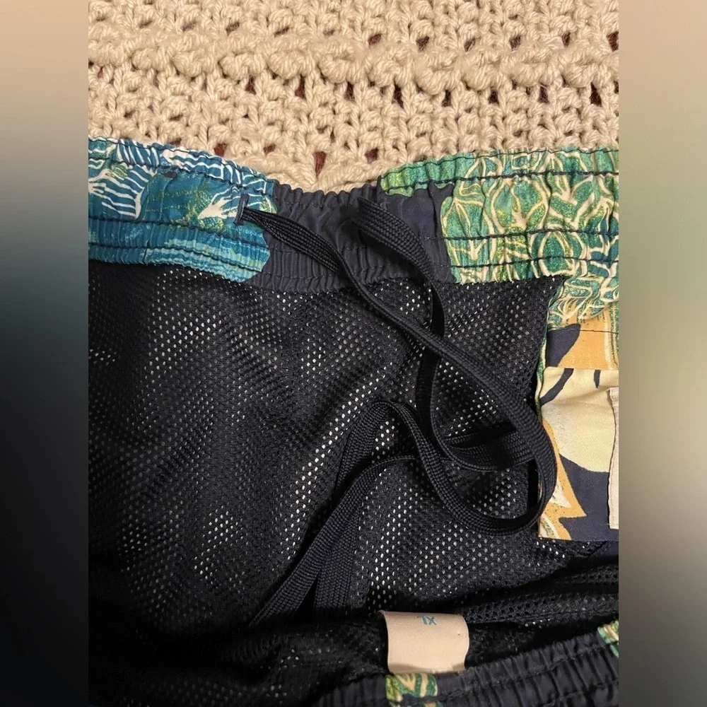 PINEAPPLE CARIBBEAN SWIMWEAR MENS XL ,‎ CARGO POCKET, PINEAPPLE & FLORAL PATTERN